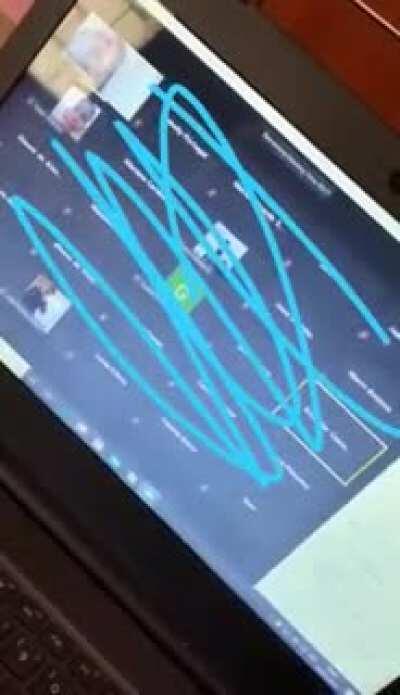 O orochi tinha pedido coisas que aconteceram em EAD. A escola onde eu estudei ano passado tá levando a EAD a sério, mas um dos alunos começou a assistir pornô no meio da aula mano. ELE NEM DESLIGOU O MICROFONE, SÓ TACOU UM PORNO E FODASE