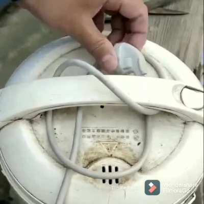 Estou certo de que os mestres da Gambiarra encontrarão diversos usos para isso. Como o exemplo de prender o cabo da panela para ninguém mexer ou perder.