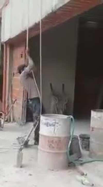 Increíble talento de albañil/acróbata. #VerParaCreer