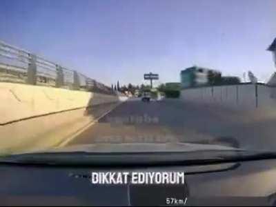 Bir direksiyon eğitmeni, ‘kaza yapmamak için nelere dikkat edilmeli’ başlıklı video çekerken kazaya karıştı.