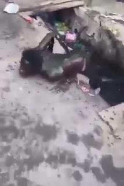 cara nadando no esgoto com agua preta kkkkkkkk