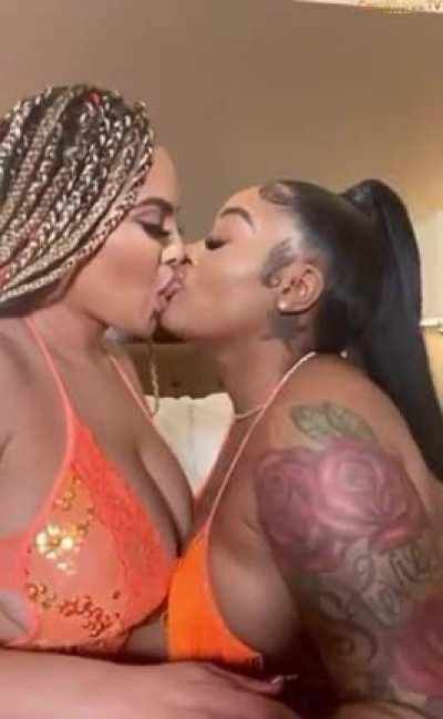 lickmykakez (@lickmykakez)