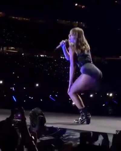 Taylor Swift shaking her ass
