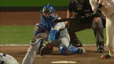 [Highlight] [Highlight] Slow motion replay shows Wilmer Flores checked his swing