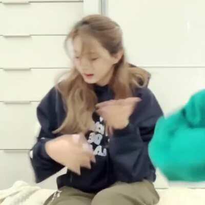 201213 - Boo peed on Tzuyu's pants and Tzuyu's disgusted face when she realized it