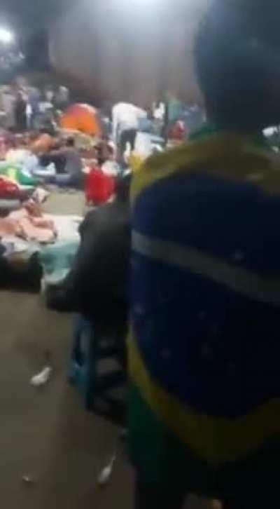 Bolsonaristas detidos reclamam da comida servida no ginásio da Polícia Federal