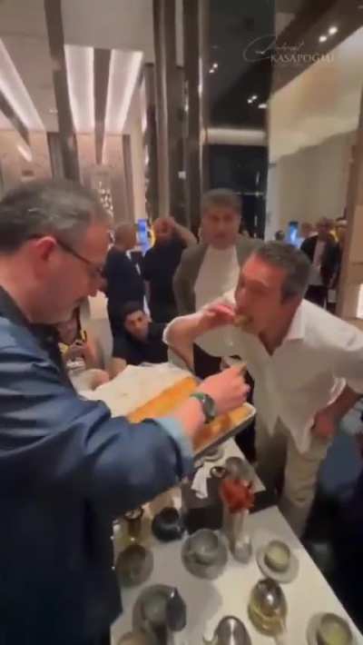 İnşallah Rabbim ağzımıza vermeyi nasip etsin (baklavayı)