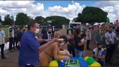 Que atire a primeira pedra quem serve bolo e lava as mãos antes de servir