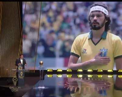 Raí mandando o L na premiação Bola de ouro (Ballon d'or): “O Brasil tem uma importante decisão a tomar no fim do mês sobre o futuro da democracia no nosso país e todos sabemos do lado de quem Sócrates estaria.