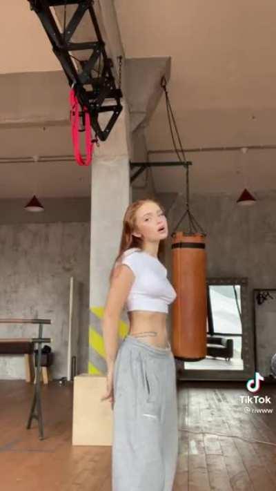 Renata Valliulina da Tiktok (@ri.www)