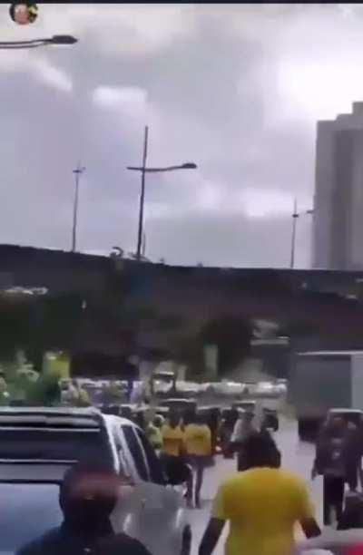 Bolsonarista aponta uma arma contra uma pessoa que batia panela contra o fascista Bolsonaro