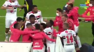 A comemoração de Luan após marcar o gol