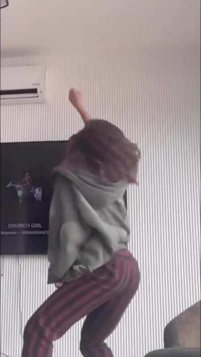 Zendaya shaking sum.