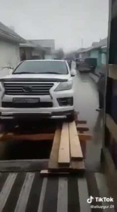 Грустная музыка.