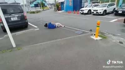 pOGo StiCK MaN BouNcEs oN aNd BuRSTs UnDerBeLLy baLlOoNs