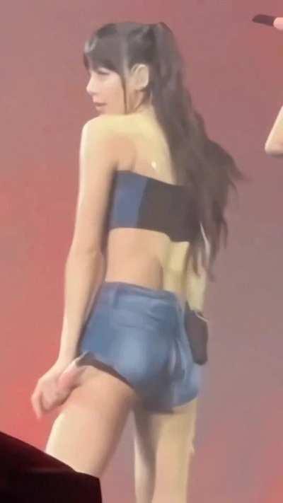 Anyone kinky able to rp as Lisa/Jennie for me Long term? Must be detailed. Send your disc