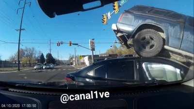 Idiot running a red light causes crash
