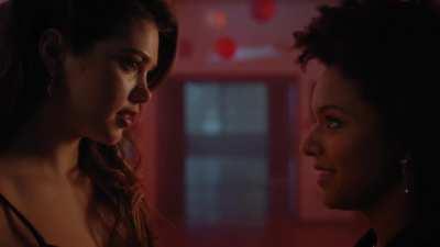 Alisha Newton wearing lipstick in Devil in Ohio s01e07