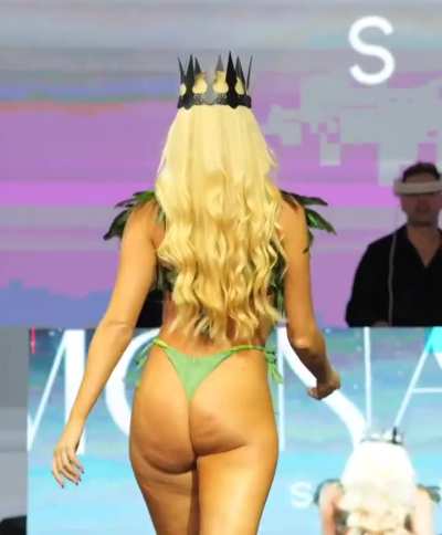 Summer Rae‘s body looks so hot in green