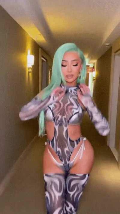💚🤍💜 strut baby 💚🤍💜 nikita dragun i'd hit that lil ass 🍆🍑🍆