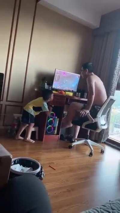 Kid turn off PC while his dad is gaming.
