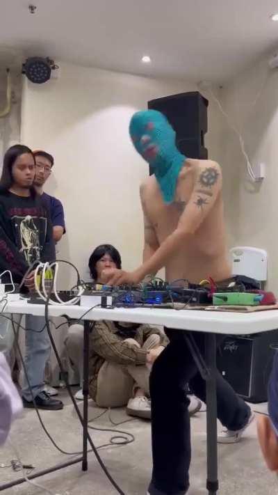 first vid of me inviting all my family and relatives to come see what I spent all their college money on instead