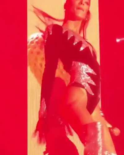 Simplemente tini en el escenario.