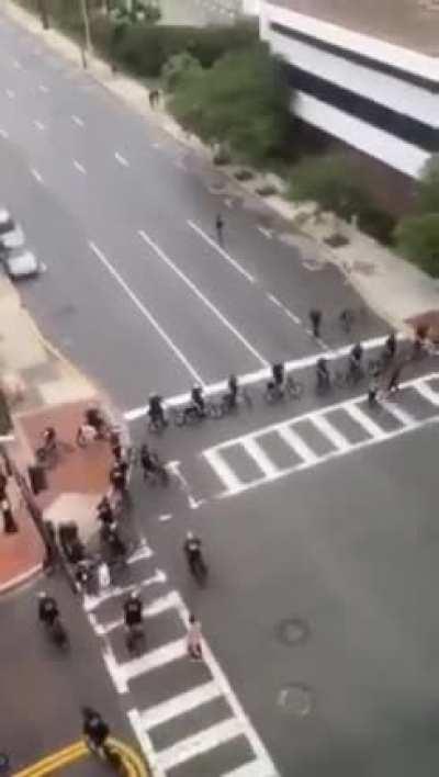 Orlando, FL: police deliberately box in protestors *before* curfew, forcing them to stay in place until after curfew so they can be arrested This is a violation of the Fourth Amendment