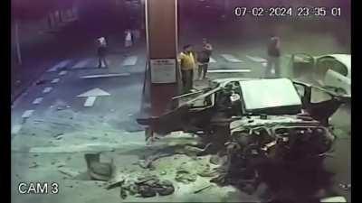 Salta: Ford Fiesta voló en pedazos mientras le cargaban gas, no hubo heridos