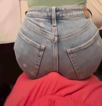 Letting my coworker hump my ass🤭🤫