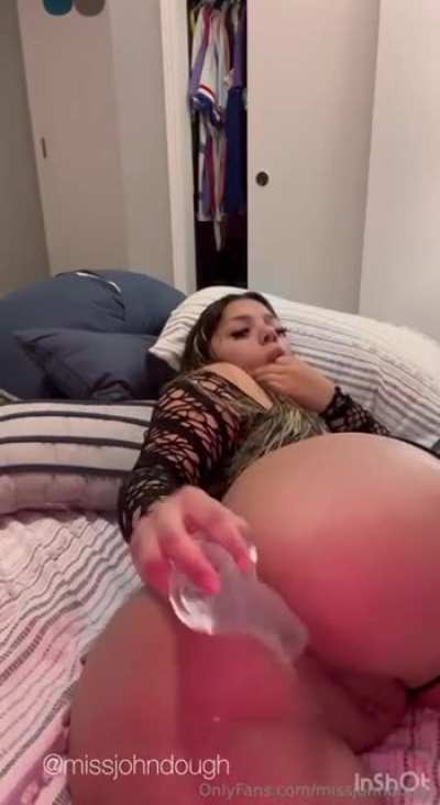 Horny bubble booty lightskin playing with her wet pussy 😍🐱