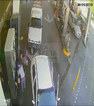 Hizo cargar el tanque y 2 bidones de 20L y salio huyendo. 100.000 en nafta y que pague el pobre empleado (Gonzalez Catan)