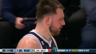 [Highlight] Luka Doncic misses the layup over Draymond Green and the Mavs are forced to foul with 1.7 left in the game; Looney hits both FTs to put the Warriors up 5!