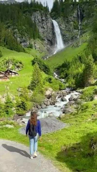 Просто вид у моста, недалеко от водопада. Швейцария.