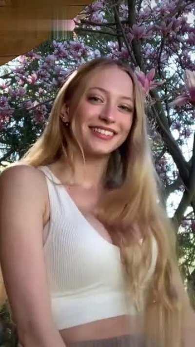 Still trying to figure out why this is one of my favorite videos of her