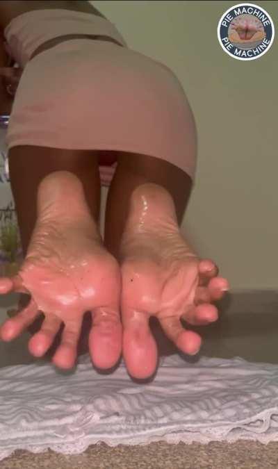 Booty And Oily Soles Whit Sexy Super Long Toe Spreads From Gulia Latina Girl! 🔥👣☠️💦🍑