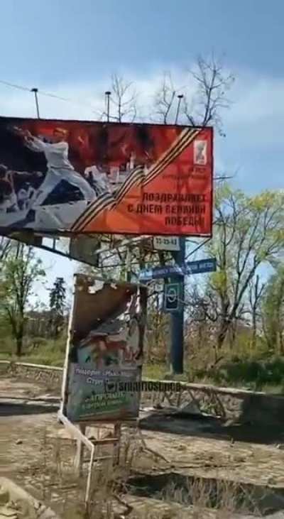 В разбомбленном Бахмуте рашисты расклеивают билборды с поздравлениями