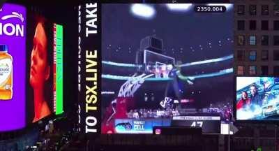 remember when u/zeduds decided to throw balling cell into times square? i added sound effects :3