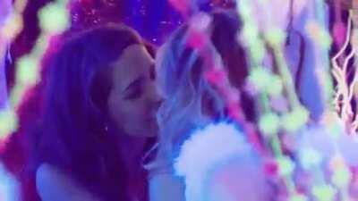 rose byrne and halston sage [neighbors (2014