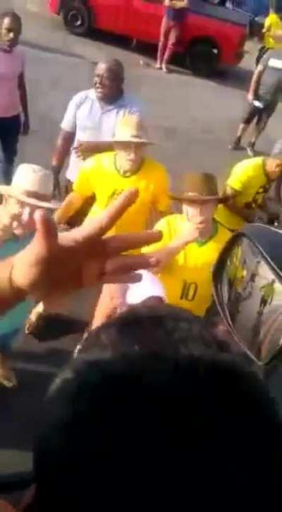 A falange do Bolsonarismo está indo pro tudo ou nada, tentando obrigar os caminhoneiros a aderir a greve. Bolsonaro PRECISA cair Já!