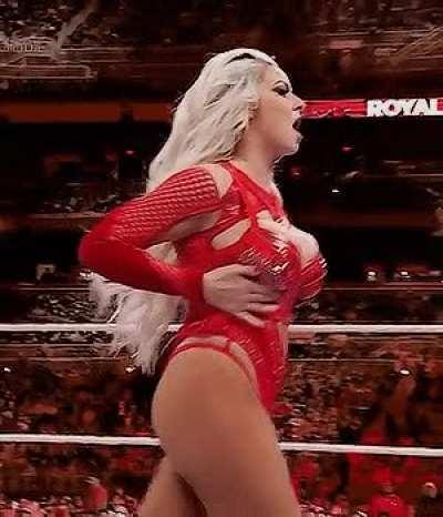 Maryse with her hands full 🥵