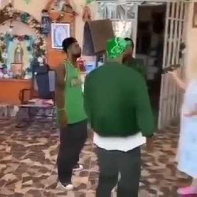 Membros da Groove Street conversando casualmente