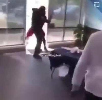 This man fakes a typical taser takedown and ambushes the arresting officer. A pretty crazy move imo 😮