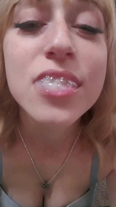 Blowing bubbles with your load after you feed me is how I show appreciation 🥰