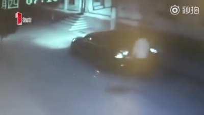 山西省忻州市五台县建安乡大建安村一郭楠强拽过路织女塞入后备箱