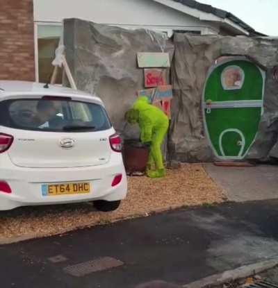 Wholesome freakout: The grinch vs a bunch of kids on Halloween