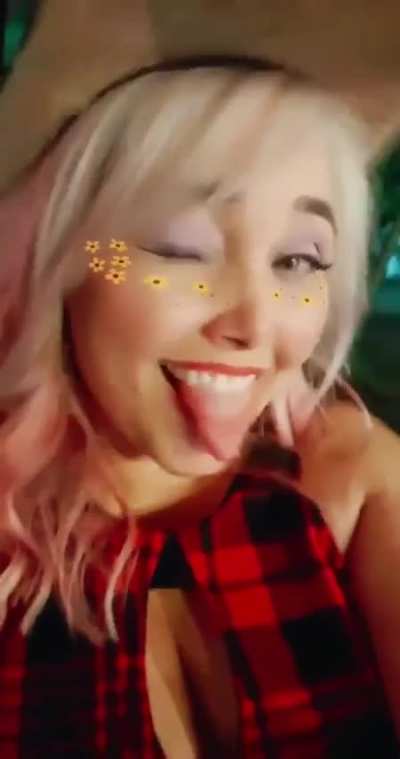 Queria dar leitinho na língua dessa vadia da Laura. Essa puta gostosa me faz gozar.