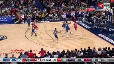 [Highlight] Jose Alvarado beats the entire 76ers defense for the layup