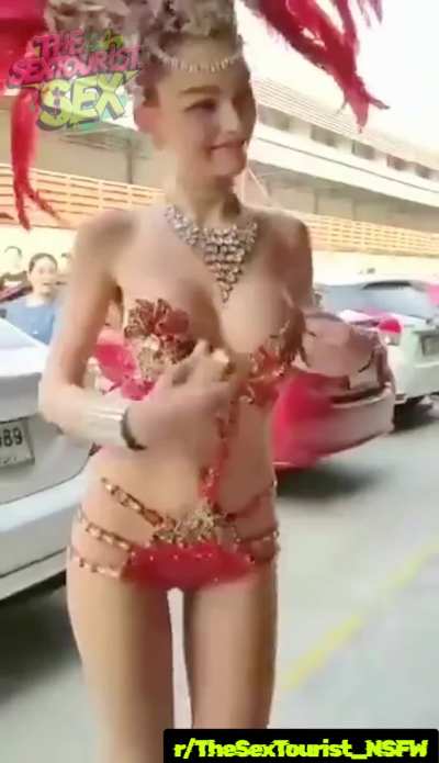 Lady Let’s Chinese Tourist Touch Her Pussy & Tits For Cash‼️🤑🧧💰💴