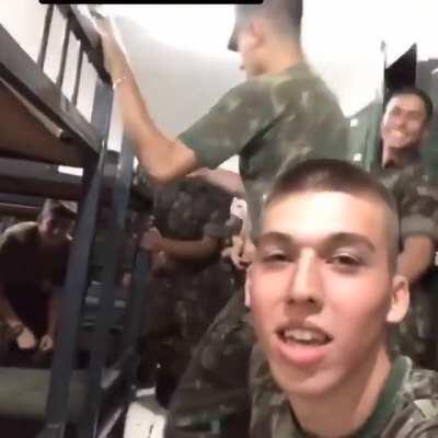 Nada melhor do que ir pro exército pra virar putinha do sargento 😍